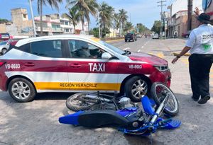 ¡MOTOCICLISTA SE PEGA TRANCAZO CONTRA TAXI!