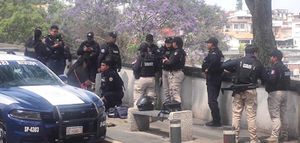 ¡SALVAN A MUJER DE AVENTARSE DEL PUENTE XALLITIC EN XALAPA!