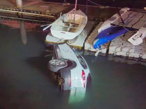 ¡CAMIONETA CAYÓ AL MAR EN LA ZONA DEL CLUB DE YATES!