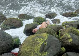 ¡ENCUENTRAN MUJER AHOGADA EN ESCOLLERAS!