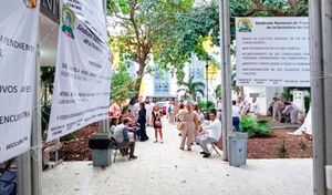 ¡FALTA DE PAGOS, INSUMOS Y PLAZAS! - *Sigue protesta en Hospital Tarimoya