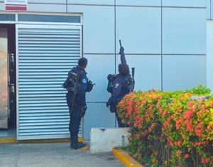 ¡PAREJA SALE DEL BANCO Y ASALTANTES LOS TIROTEAN!