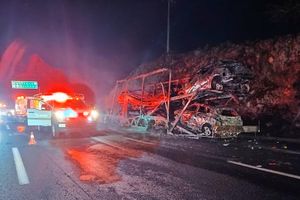 ¡SE CHAMUSCÓ TRÁILER NODRIZA CON CAMIONETAS DE LUJO EN MALTRATA!