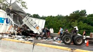 ¡SE QUEMA SEGUNDA NODRIZA CON DIEZ AUTOMÓVILES NUEVOS!