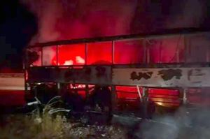 ¡ARDE AUTOBÚS EN LA AUTOPISTA!