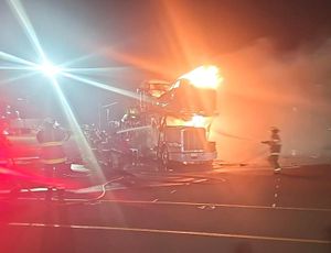 ¡SE QUEMÓ NODRIZA CON AUTOS NUEVOS ADENTRO DE ASIPONA!