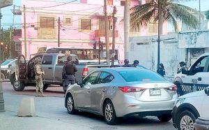 ¡AGARRÓN ENTRE POLICÍAS Y MARINOS POR CAMIONETÓN!