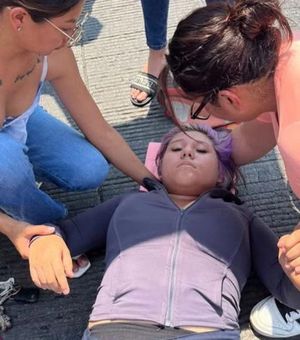 ¡MUCHACHA SE LANZÓ DE PUENTE PEATONAL!