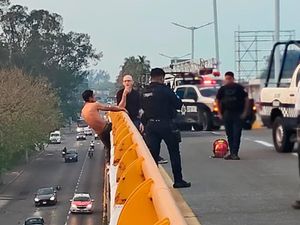 ¡MUCHACHO TRATÓ DE TIRARSE DEL PUENTE MIGUEL ALEMÁN!