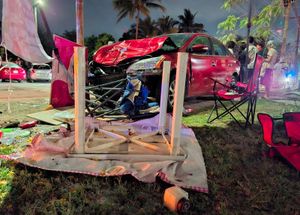 ¡ACELERADA Y DESTROZÓ PUESTO DE FRESAS CON CREMA!