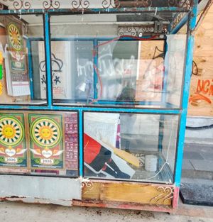 ¡VANDALIZAN PUESTO DE BILLETES DE LOTERIA Y VEHÍCULOS!