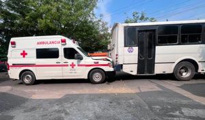 ¡CHOCA AMBULANCIA DE CRUZ ROJA CONTRA CAMIÓN DE PASAJE!