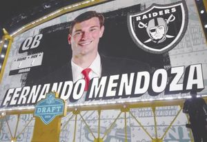 ¡TOMAN RAIDERS A FERNANDO MENDOZA EN EL DRAFF DE LA NFL!