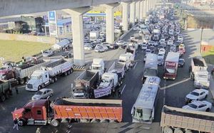 ¡TRANSPORTISTAS Y CAMPESINOS AMAGAN CON PARO NACIONAL EL LUNES!