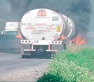 ¡INFIERNO EN LA CARRETERA! - ARDE DOBLE REMOLQUE DE COMBUSTIBLE