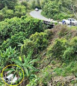 ¡CAE CAMIONETA EN BARRANCO HAY 11 HERIDOS Y 3 ESTÁN GRAVES!