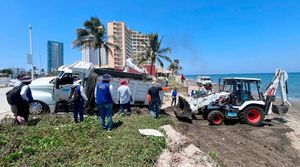 ¡CAMIÓN DE LIMPIA CAE EN SOCAVÓN EN PLAYA PELÍCANOS!