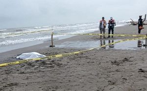 ¡PIERDE LA VIDA TURISTA JALADO POR EL MAR EN COSTA ESMERALDA!