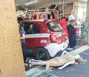 ¡TAXISTA SE ESTACIONA DENTRO DE TIENDA DE ROPA!