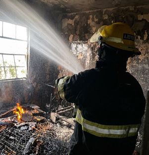 ¡FUEGO DEVORÓ “DEPA” EN LOMAS RÍO MEDIO 4!