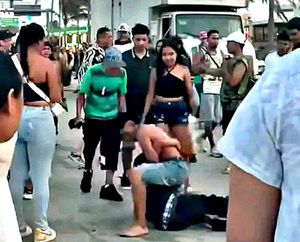 ¡SE AGARRAN A COCOTAZOS EN EL BULEVAR!