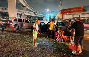 ¡SE IMPACTAN DOS CAMIONETAS ABAJO DEL PUENTE LA BOTICARIA!