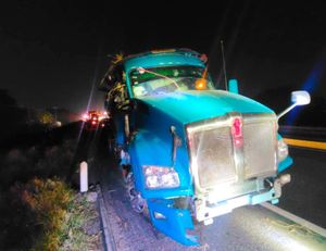 ¡TRAILERO SE QUEDA DORMIDO Y TERMINÓ VOLCADO EN LA ZANJA!