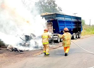 ¡VÁNDALOS INCENDIAN TRÁILER DE EMPRESARIO POBLANO!