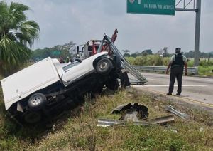 ¡CAMIONETA NISSAN SE IMPACTÓ CONTRA LA BARRA METÁLICA!