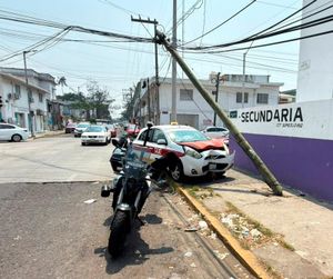 ¡COLISIONAN TAXI CONTRA CARRO Y DERRIBAN POSTE!