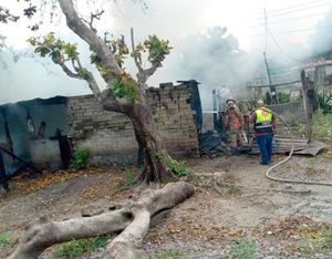 ¡VIVIENDA REDUCIDA A CENIZAS EN PIEDRAS NEGRAS!