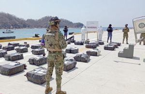 ¡MARINA ASEGURA 63 BULTOS CON COCAÍNA EN ALTAMAR Y RESCATA 11 NAÚFRAGOS!