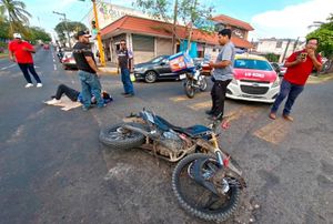 ¡CAFRE SE PASA SEMÁFORO EN ROJO Y EMBISTIÓ A MOTOCICLISTA!