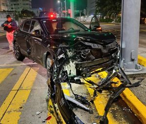 ¡CAMIONETA SE ESTRELLA CON TAXI EN EL BULEVAR!