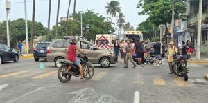 ¡DOS JOVENES LESIONADOS ARROLLADOS POR CAMIONETA!