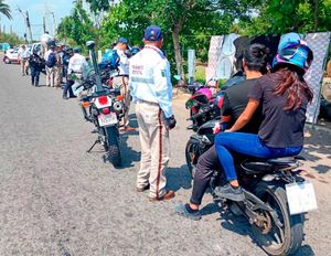¡SE “CALIENTAN” MOTOCICLISTAS CONTRA OPERATIVO DE TRÁNSITO!