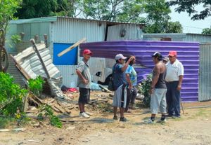 ¡SE ESTRELLA CAMIONETÓN CONTRA CASA DE LÁMINA!