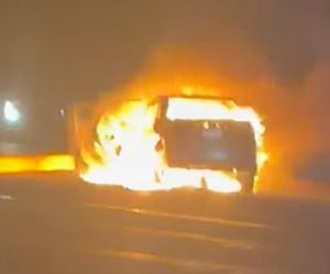 ¡SE SALVA FAMILIA DE CHILANGOS AL INCENDIARSE SU AUTOMÓVIL!