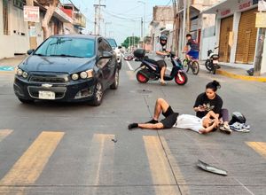 ¡BIKER CHOCA CON DOS AUTOS!
