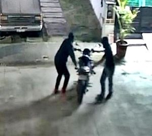 ¡PAREJA DE “RATAS” LE ROBAN LA MOTO A VECINO!