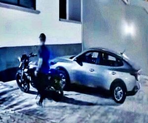 ¡VIGILANTE SE ECHÓ UN “COYOTITO” Y UNA ‘RATA’ LE ROBÓ LA MOTO!