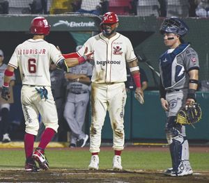 ¡UNA HISTORIA LLAMADA BEISBOL! | PRIMER PICOTAZO - Hay triunfos que se construyen a batazos y otros que se cocinan con paciencia, guante y oficio, y el que consiguió El Águila de Veracruz en el primero de la serie ante Tigres de Quintana Roo tuvo…