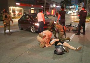 ¡PAREJA QUE REGRESABA DEL GYM FUE ATROPELLADA EN EL BULEVAR!