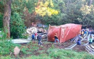 ¡TRÁILER CAE A BARRANCO EN LAS VIGAS!