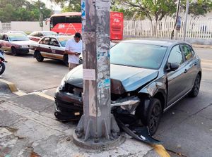 ¡ADO LE DA ARRIMÓN Y SE IMPACTÓ CON POSTE DEL C5!