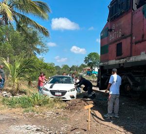¡TREN ARRASTRÓ AUTO!
