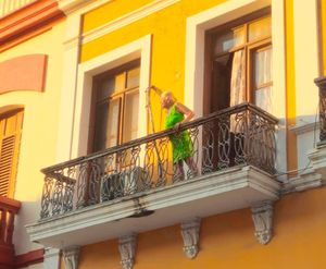 ¡ABUELITA QUEDÓ “ATRAPADA” EN EL BALCÓN DURANTE DESFILE YOLPAKI!