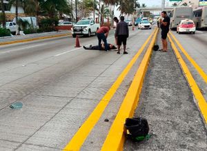 ¡MOTOCICLISTAS ARROLLAN A PERRO Y DERRAPAN EN EL BULEVAR!