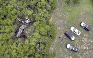 ¡SE ESTRELLA AVIONETA EN TEXAS, HAY 5 FALLECIDOS!