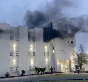 ¡FUEGO EN LA NÁUTICA! - TRES INTOXICADOS Y 100 EVACUADOS